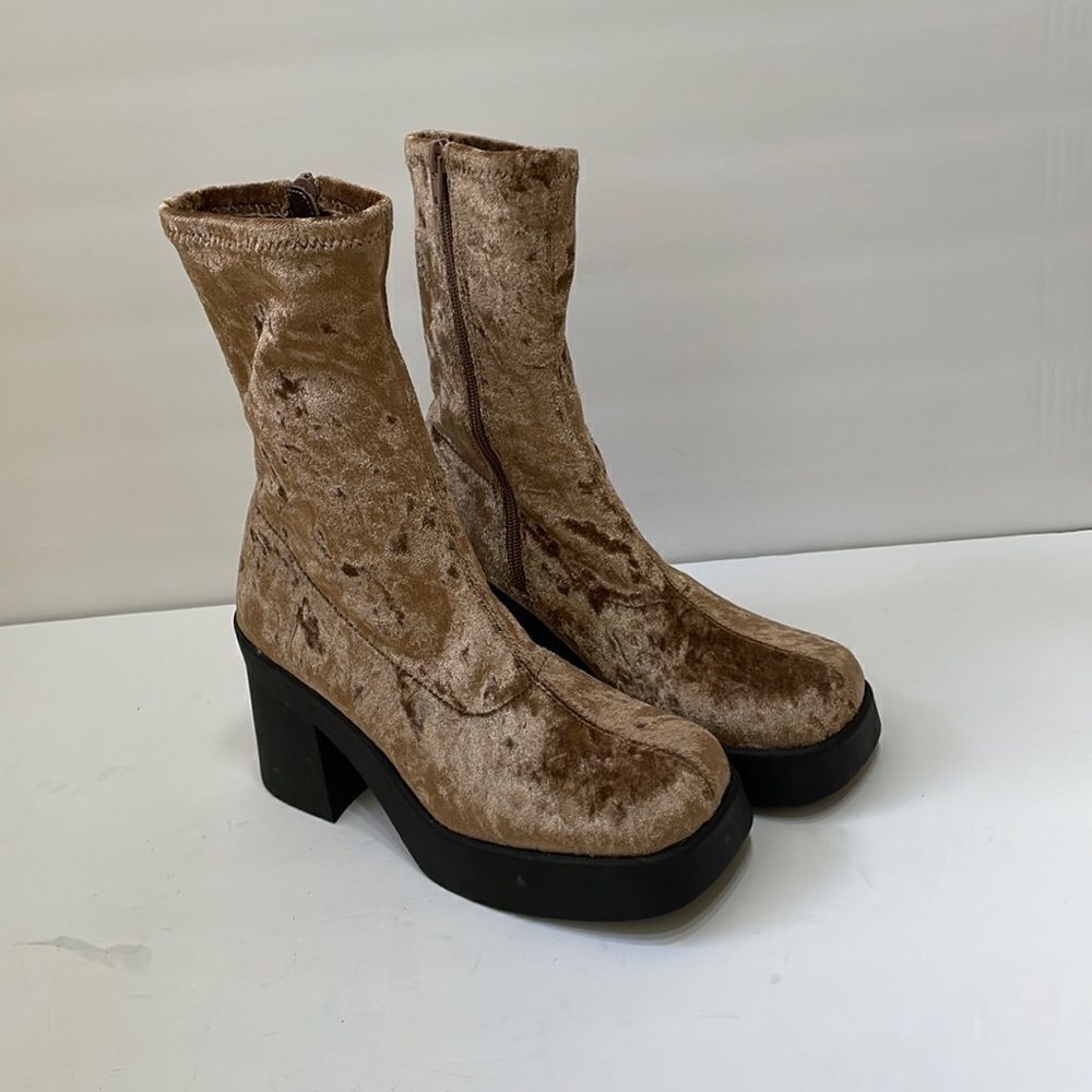 NEW WITHOUT TAGS STEVE‎ MADDEN KLAYTON PLATFORM BOOTIES IN BROWN CRUSHED VELVET - Picture 2 of 11